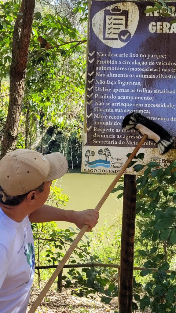 Limpeza das placas de sinalização durante ato pelo veto integral ao PL 2159.